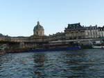 Schifffahrt das französische Parlament von der Seine aus gesehen.
